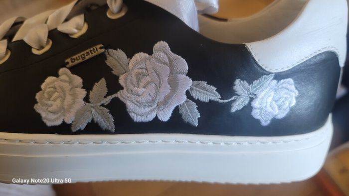 Bugatti Ladies Trainers Black with Embroidered Flowers Size 7 UK EU 40