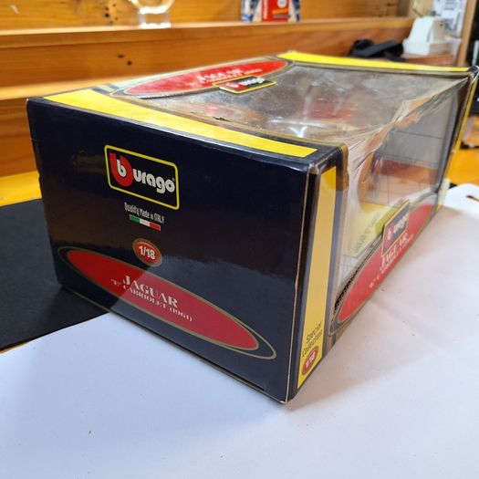 Burago 1/18 Jaguar "E" Cabriolet (1961) Die-Cast Model Car - Special Collection (Made in Italy)