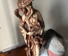statue