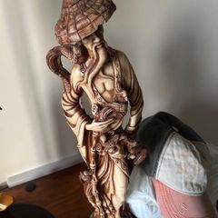 statue