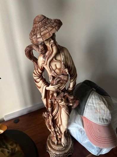 statue