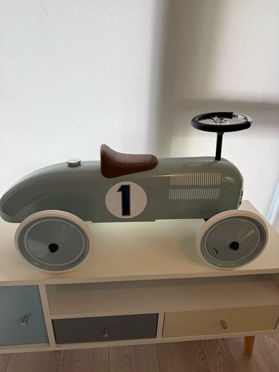 Magni Classic Racer Ride-On Car