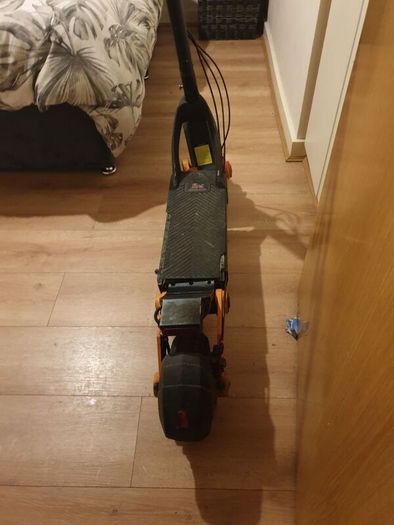 e scooter (KUKIRIN G3)(2025 EDITION) needs small repair.