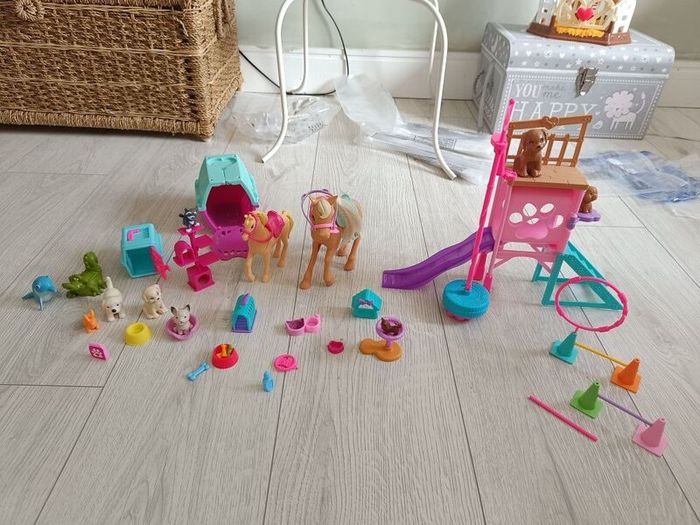 barbie house + dolls + accessories