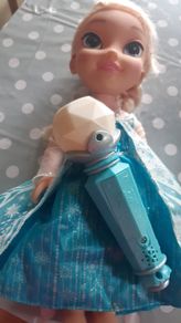 Singing Elsa with microphone