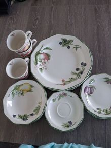 Chartwell tea set - 4 dinner plates, side plates, saucers. 3 bowls, cups.