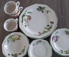 Chartwell tea set - 4 dinner plates, side plates, saucers. 3 bowls, cups.