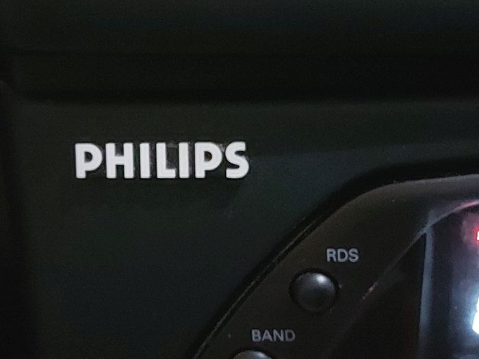 Philips Mini Hi-Fi System, Model FW 355C, 3 CD Changer, Radio and dual Tape Deck and 2 Lovely Philips speakers, in very Good Condition