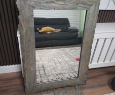 Miror and mirror set with wall hanger in ideal condition, made of wood, very beautiful, but the design doesn't suit me