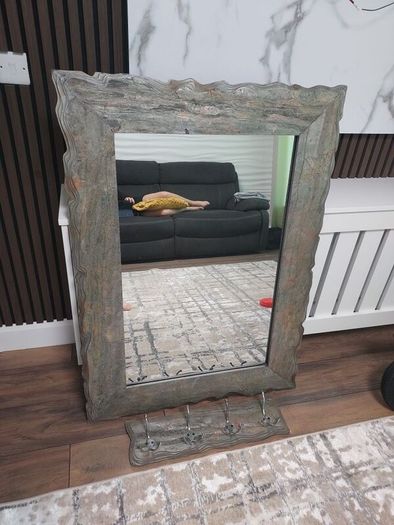 Miror and mirror set with wall hanger in ideal condition, made of wood, very beautiful, but the design doesn't suit me