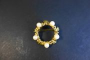Vintage small round gold tone, ribbons &amp; faux pearls brooch