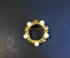 Vintage small round gold tone, ribbons & faux pearls brooch