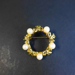 Vintage small round gold tone, ribbons & faux pearls brooch