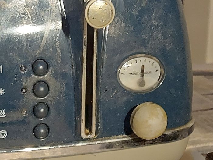 DeLonghi 4 Slice Toaster, Model CTOC4003.BL, in excellent condition and works perfect