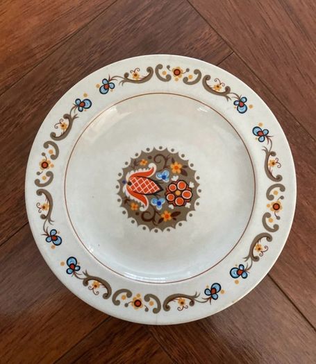 Vintage Woods And Sons Bayeux Pattern Side Plates & Gravy Boat