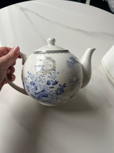 Fine Bione China Tea Pot Blue and White