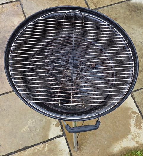 Weber 57cm Compact Kettle charcoal barbecu