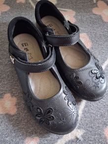 Girls school shoes - different sizes. Price per pair