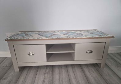 Tv bench