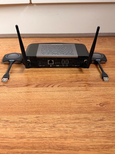 Barco ClickShare CSE 200 with 2 clickers