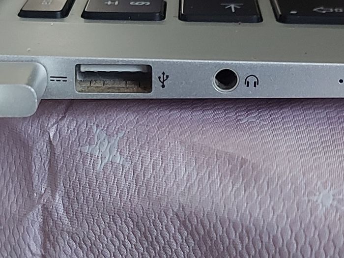 Apple MacBook Air, Intel Core i5, 1.4GHz, 4GB Ram DDR3, 121GB SSD, 13.3 inch screen, in excellent condition