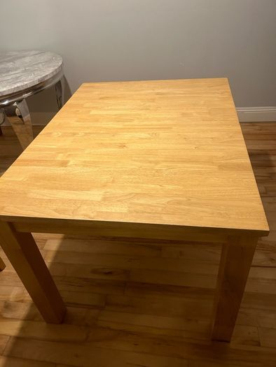 Extendable dining table and four chairs