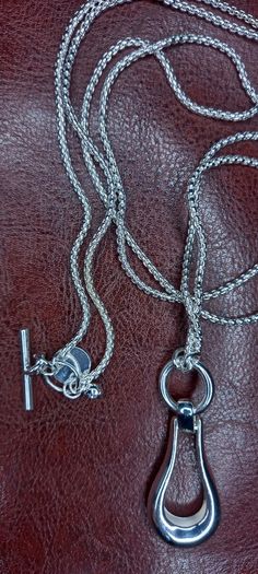 Vintage jewelry is sold individually for 5 to 10 euros