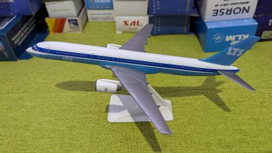 LTS 1:200 scale model airplane, Boeing 757 aircraft
