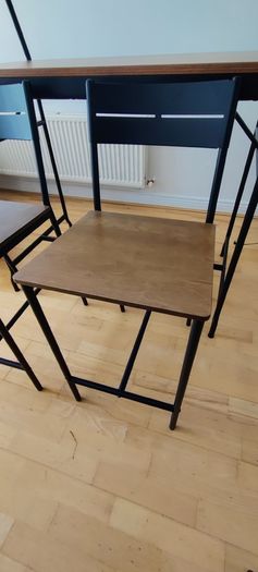 Island Table and Chairs