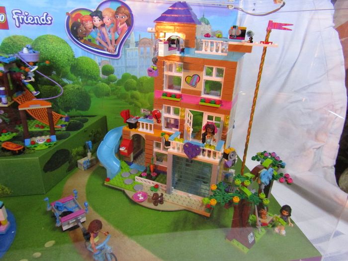LEGO Friends XXL Shop Display Showcase New Never Used Lego Sets 41328 41335 And 41340 This is a cool lego display loads of moving parts when you turn the wheel it will turn the house around Also lights up plug in with AC plug