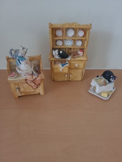 Vintage cat figures