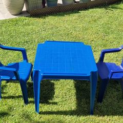 kids table and chairs