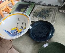 5 Different itms , 1- small green trinkelt dish 12.00 euro-2-  small  glazed blue trinkelt dish 12.00 euro.-3-Bowl trinkelt dish hand-painted ceramic piece from the famous HB Henriot Quimper pottery in France, 17.00 euro.-4-  trinkelt dish by Fermoyle Pot