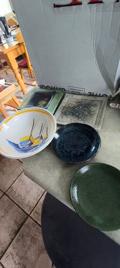 5 Different itms , 1- small green trinkelt dish 12.00 euro-2-  small  glazed blue trinkelt dish 12.00 euro.-3-Bowl trinkelt dish hand-painted ceramic piece from the famous HB Henriot Quimper pottery in France, 17.00 euro.-4-  trinkelt dish by Fermoyle Pot
