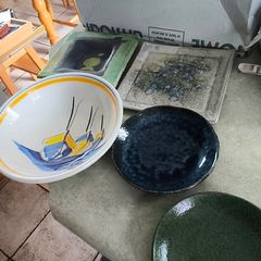 5 Different itms , 1- small green trinkelt dish 12.00 euro-2-  small  glazed blue trinkelt dish 12.00 euro.-3-Bowl trinkelt dish hand-painted ceramic piece from the famous HB Henriot Quimper pottery in France, 17.00 euro.-4-  trinkelt dish by Fermoyle Pot