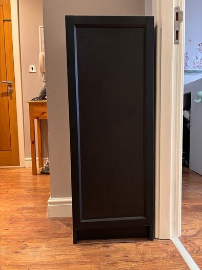 Shelf unit with door