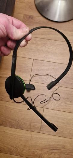 xbox 360 Accessory, headphone with mic and adapter to connect to joystick.