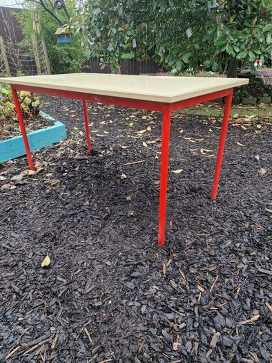 kids table and chairs