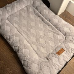 Alice & Co lounging dog bed