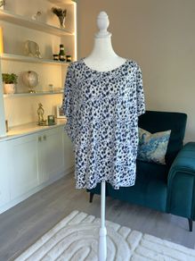Ladies Blue & White Short Sleeved Top from Dunnes Stores. Size UK 24-26 / EU 52-54