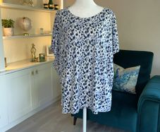Ladies Blue & White Short Sleeved Top from Dunnes Stores. Size UK 24-26 / EU 52-54
