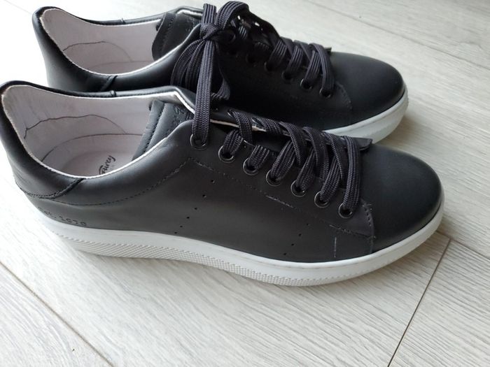 Women's trainers