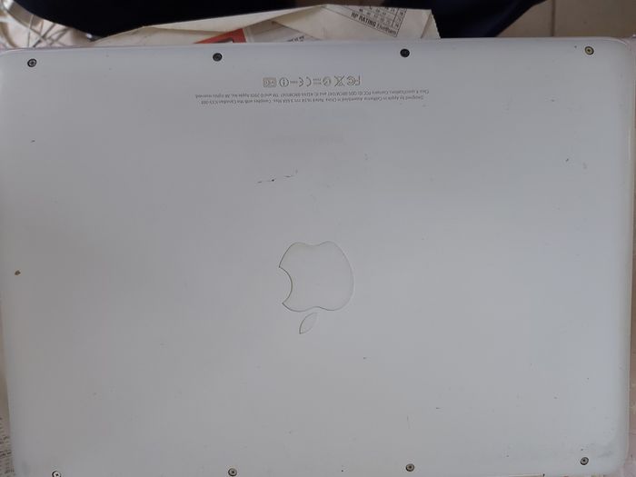 Vintage Apple MacBOOK, account password locked, in excellent cosmetic condition, excellent Battery