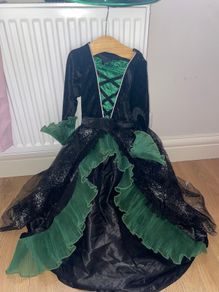 Girls witch Halloween costume