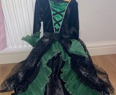 Girls witch Halloween costume