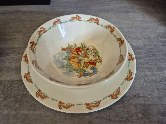 Vintage collectible plates and bowl