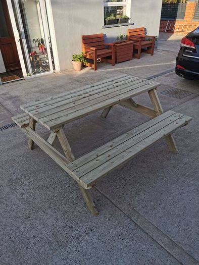 picnic bench