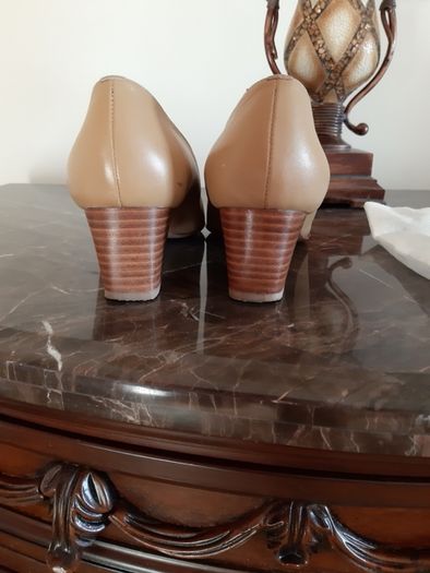Ladies Roland Cartier Taupe shoes Size 37