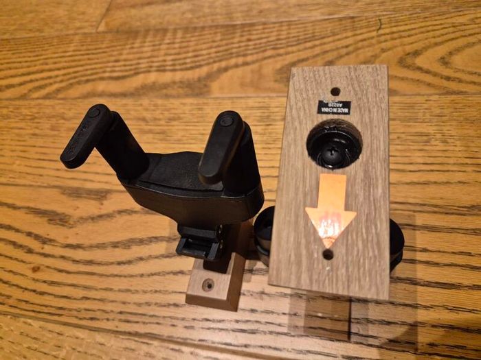 Hercules GSP38WB guitar wall holder