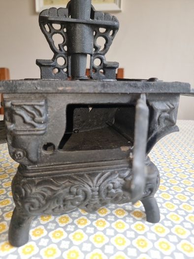 Mini Crescent CAST IRON Stove/Oven with stove items